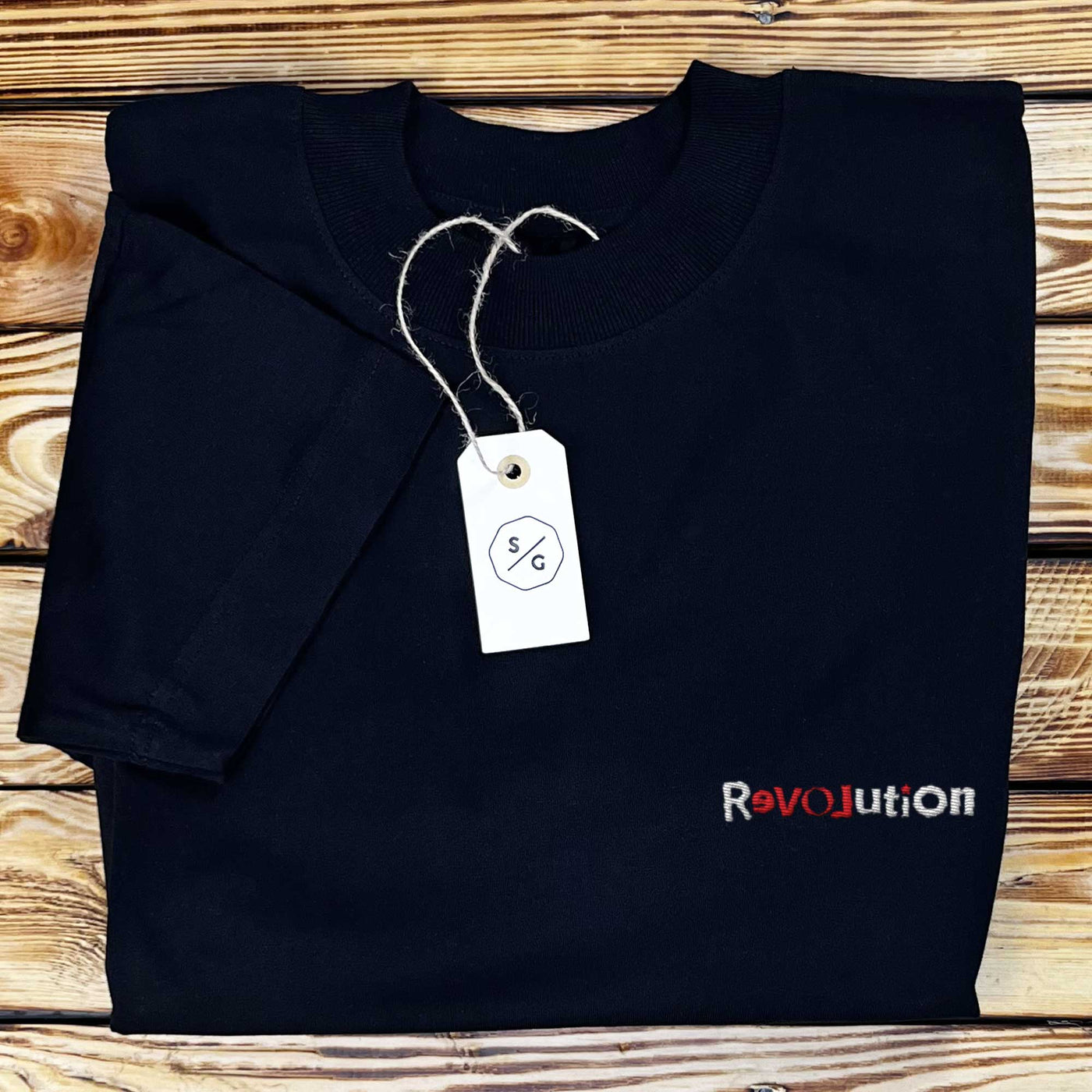 BESTICKTES SHIRT OVERSIZED • REVOLUTION