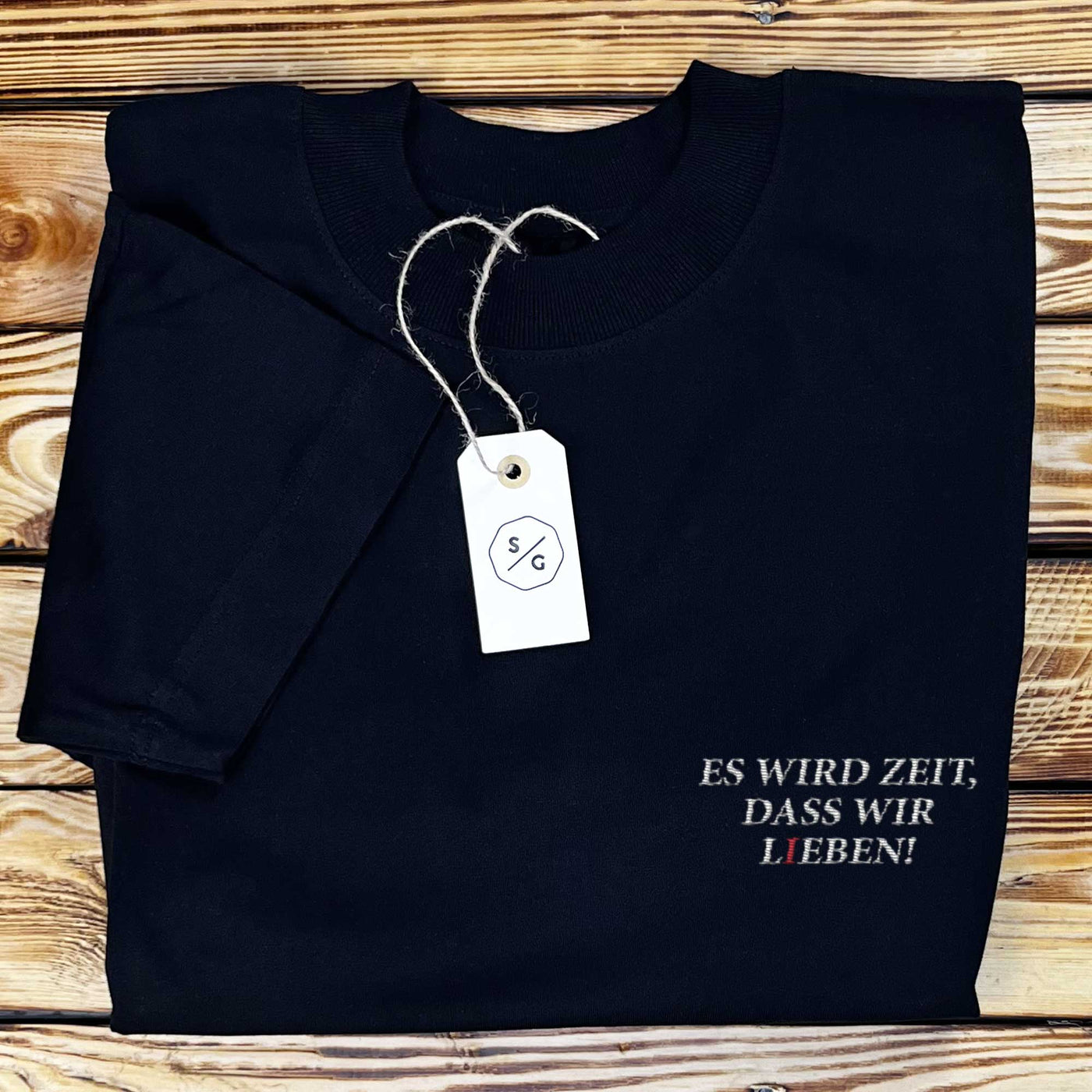 BESTICKTES SHIRT OVERSIZED • ES WIRD ZEIT, DASS WIR LIEBEN