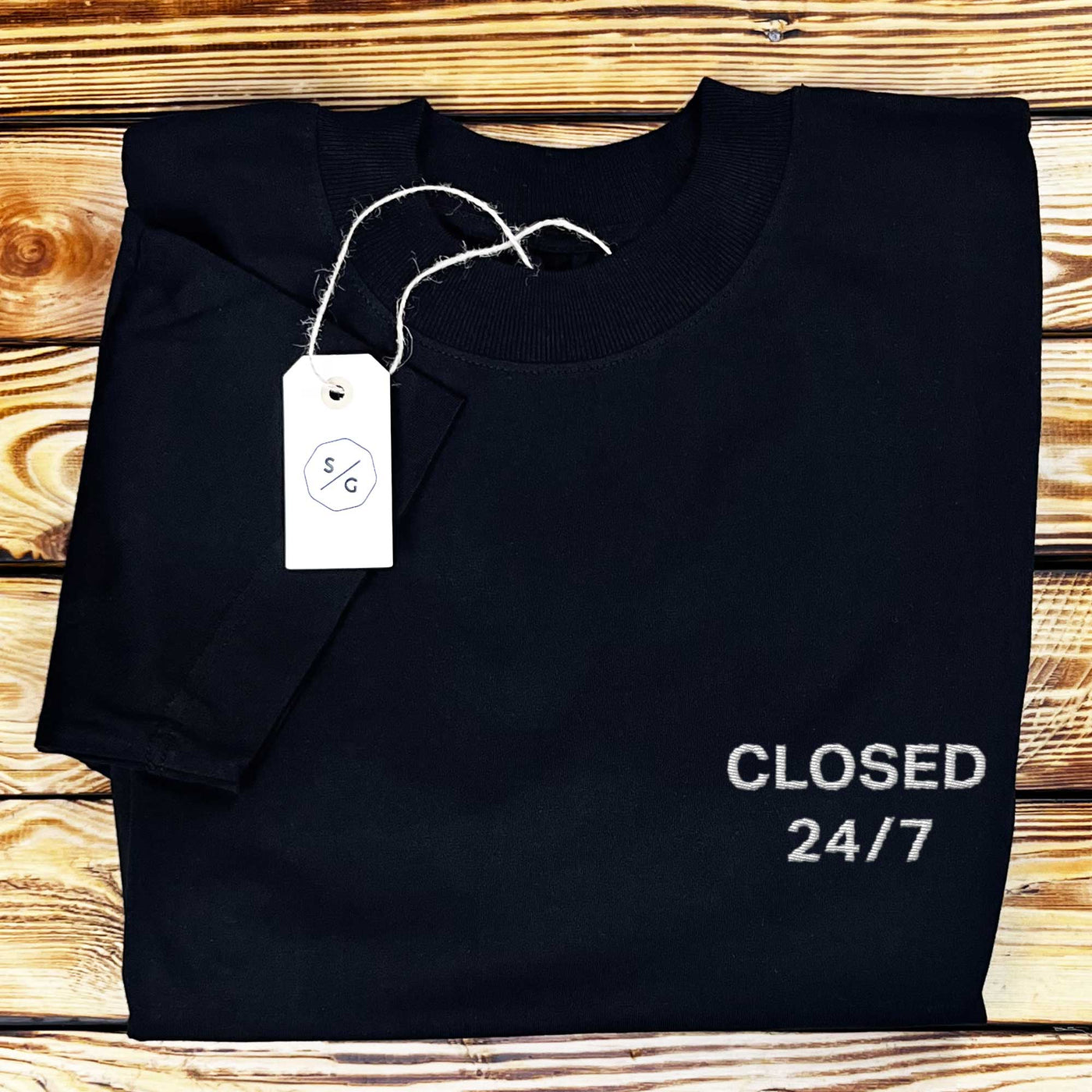 BESTICKTES SHIRT OVERSIZED • CLOSED 24/7