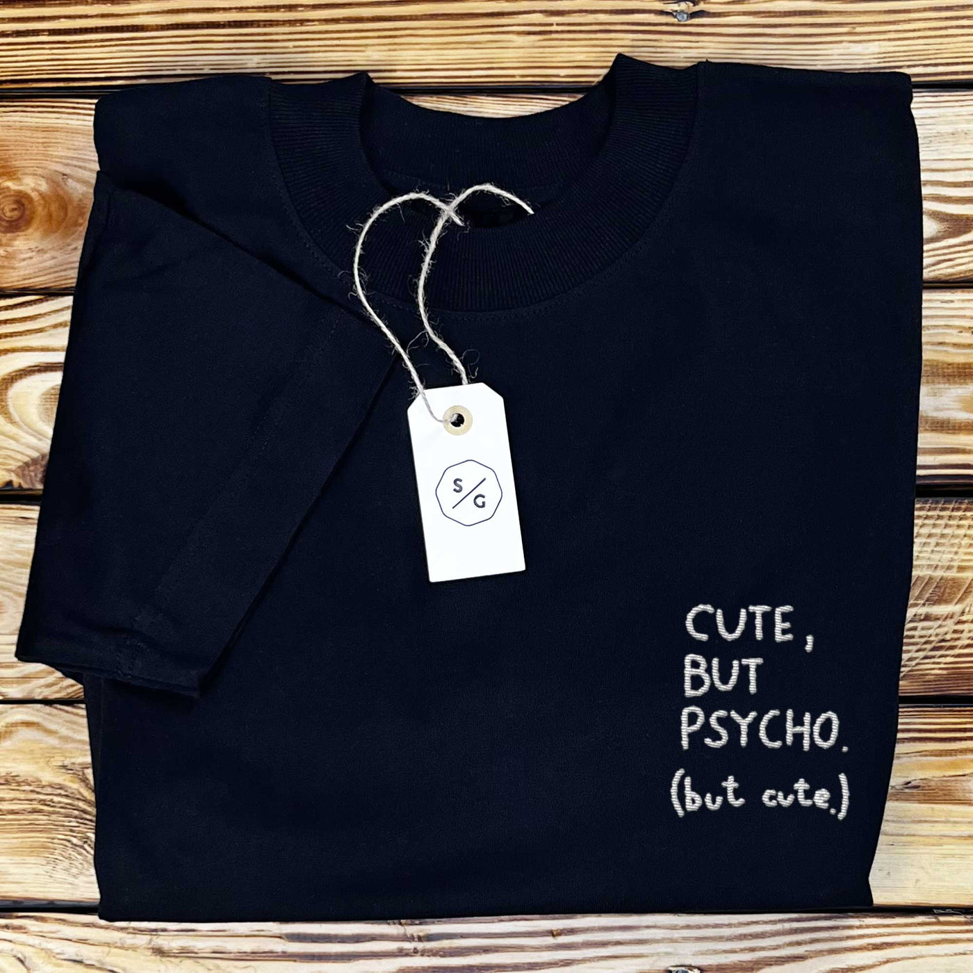 BESTICKTES SHIRT OVERSIZED • CUTE, BUT PSYCHO (BUT CUTE.)