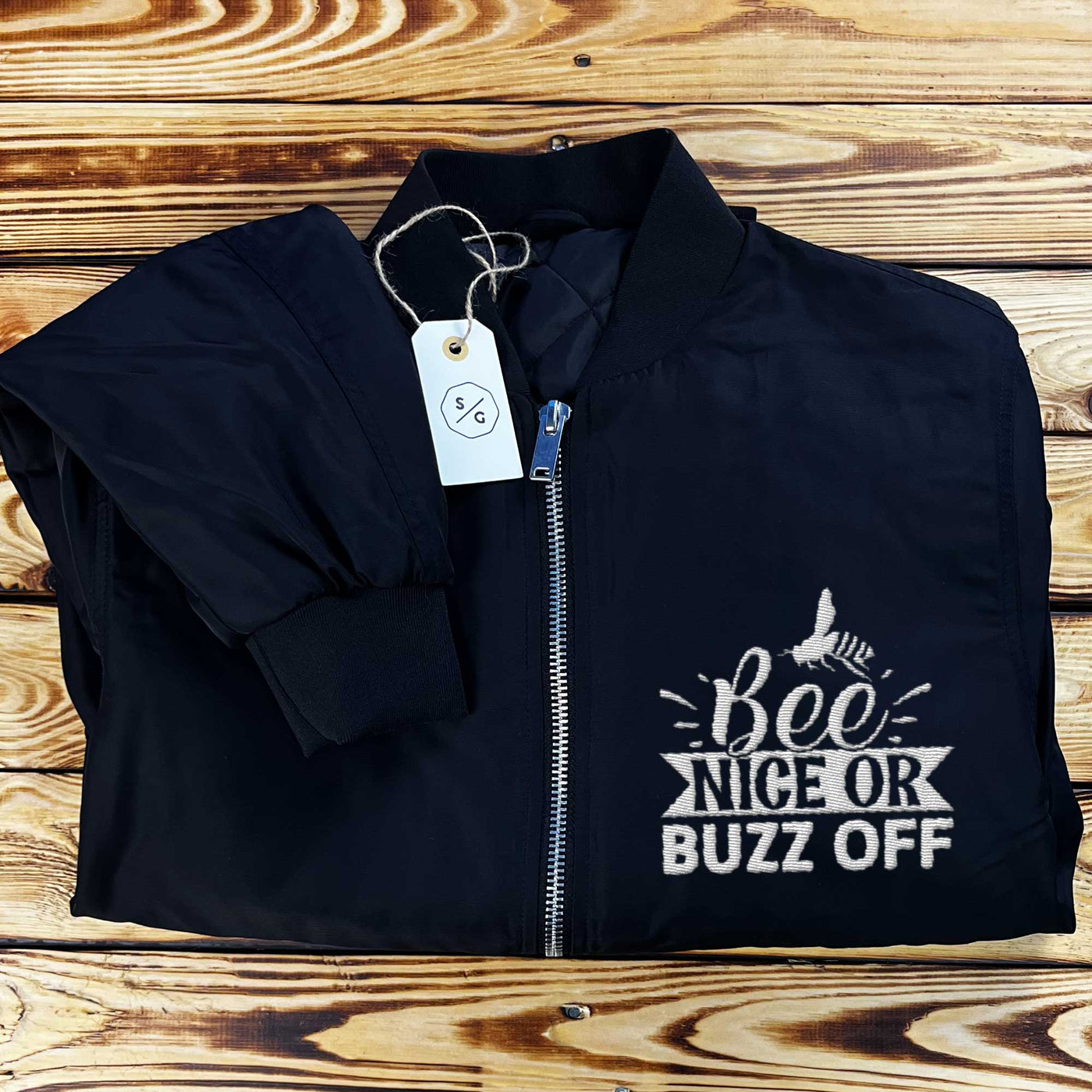 BESTICKTE BOMBER JACKE • BEE NICE OR BUZZ OFF