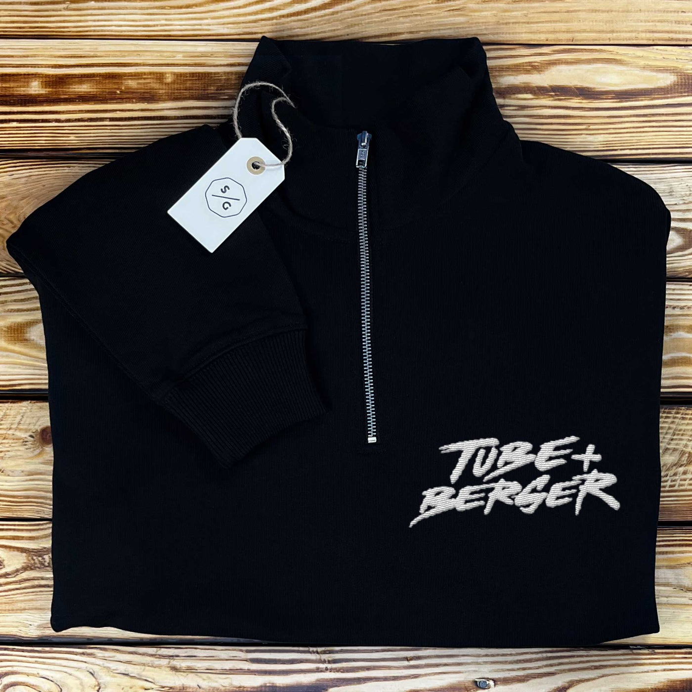 BESTICKTER HALF-ZIP SWEATER • LOGO TUBE & BERGER