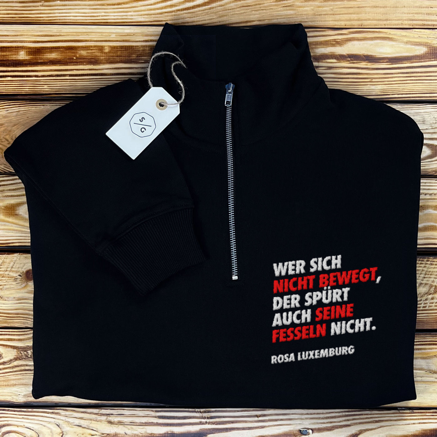 BESTICKTER HALF-ZIP SWEATER • WER SICH NICHT BEWEGT