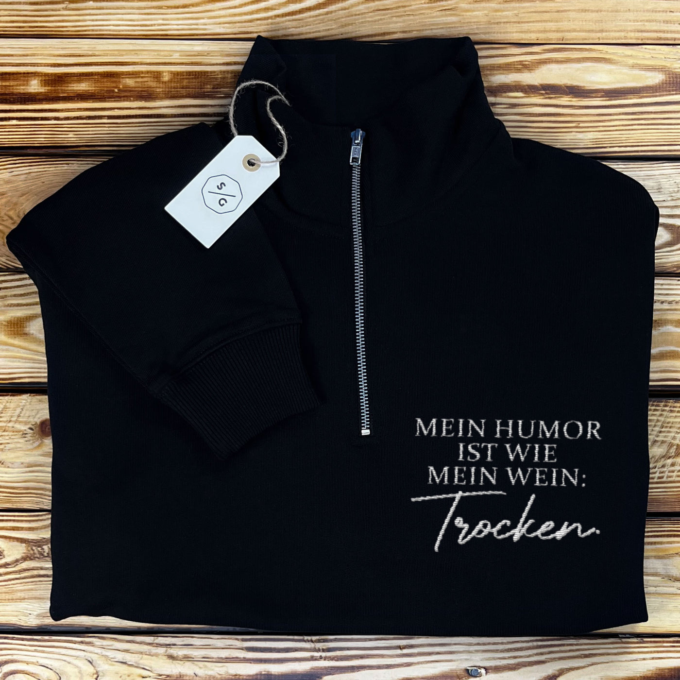 EMBROIDERED HALF-ZIP SWEATER • MEIN HUMOR IST WIE MEIN WEIN: TROCKEN