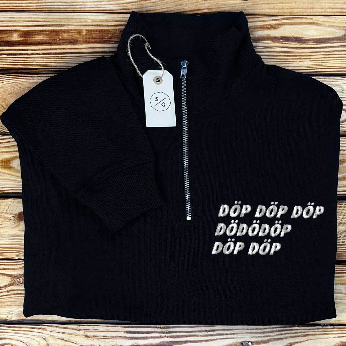 BESTICKTER HALF-ZIP SWEATER • DÖP DÖP DÖP DÖDÖDÖP DÖP DÖP