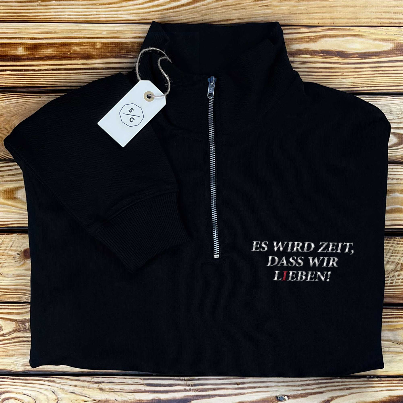 BESTICKTER HALF-ZIP SWEATER • ES WIRD ZEIT, DASS WIR LIEBEN!