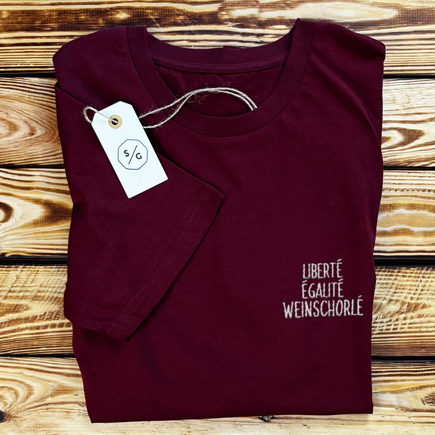 BESTICKTES SHIRT • LIBERTÉ ÉGALITÉ WEINSCHORLÉ