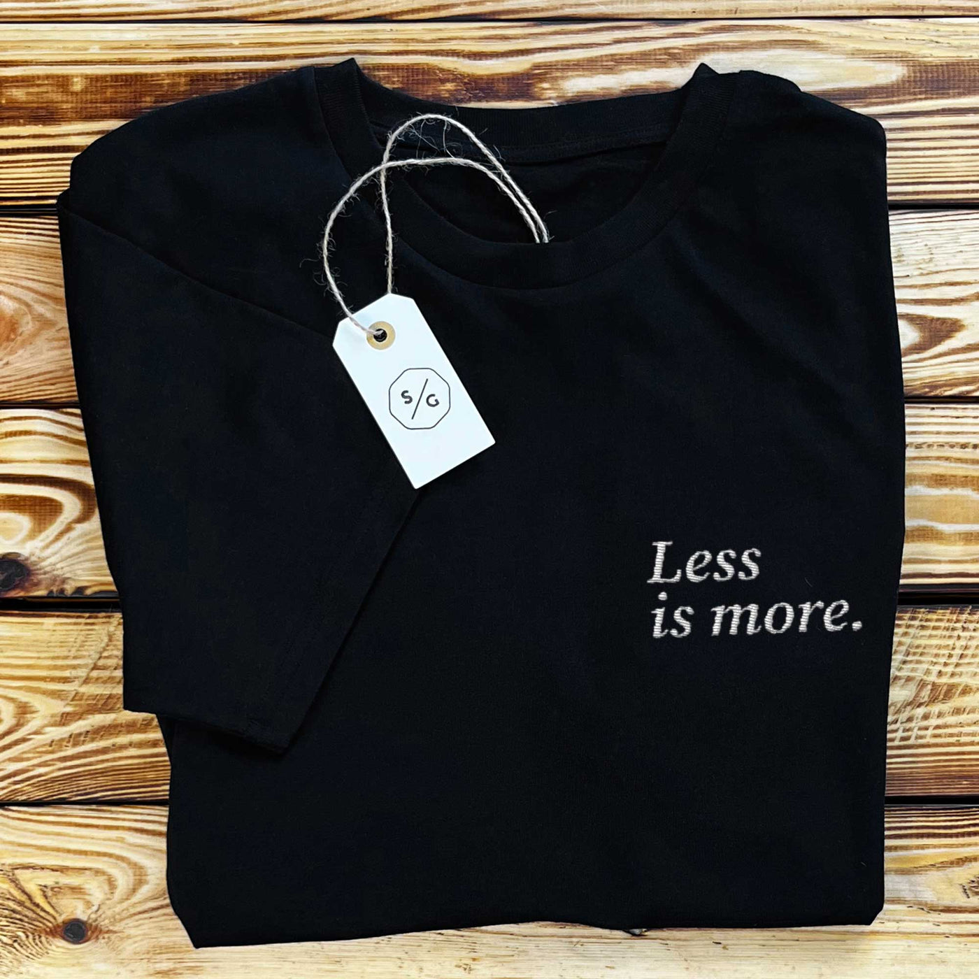 BESTICKTES SHIRT • LESS IS MORE