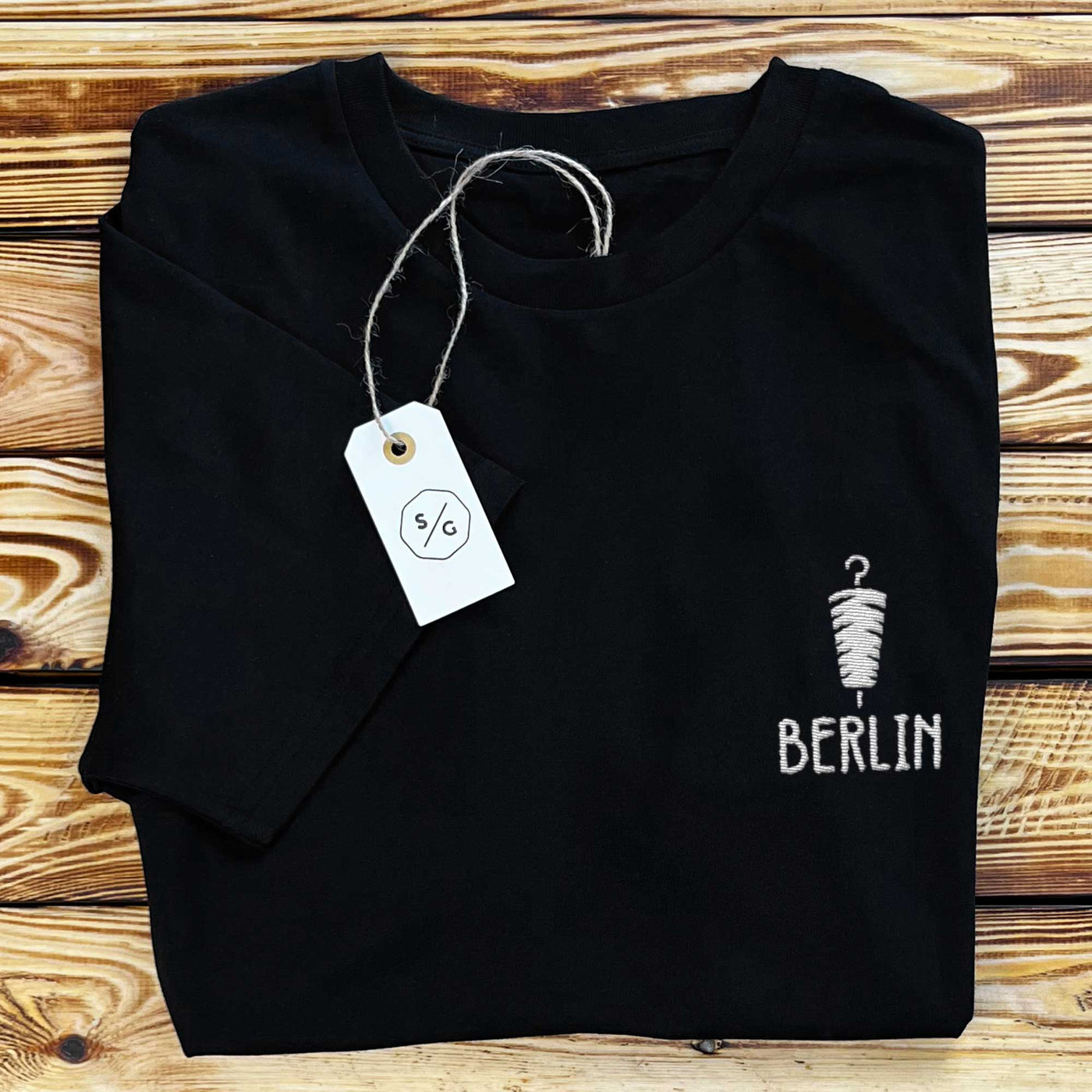 BESTICKTES T-SHIRT KLEID • BERLIN