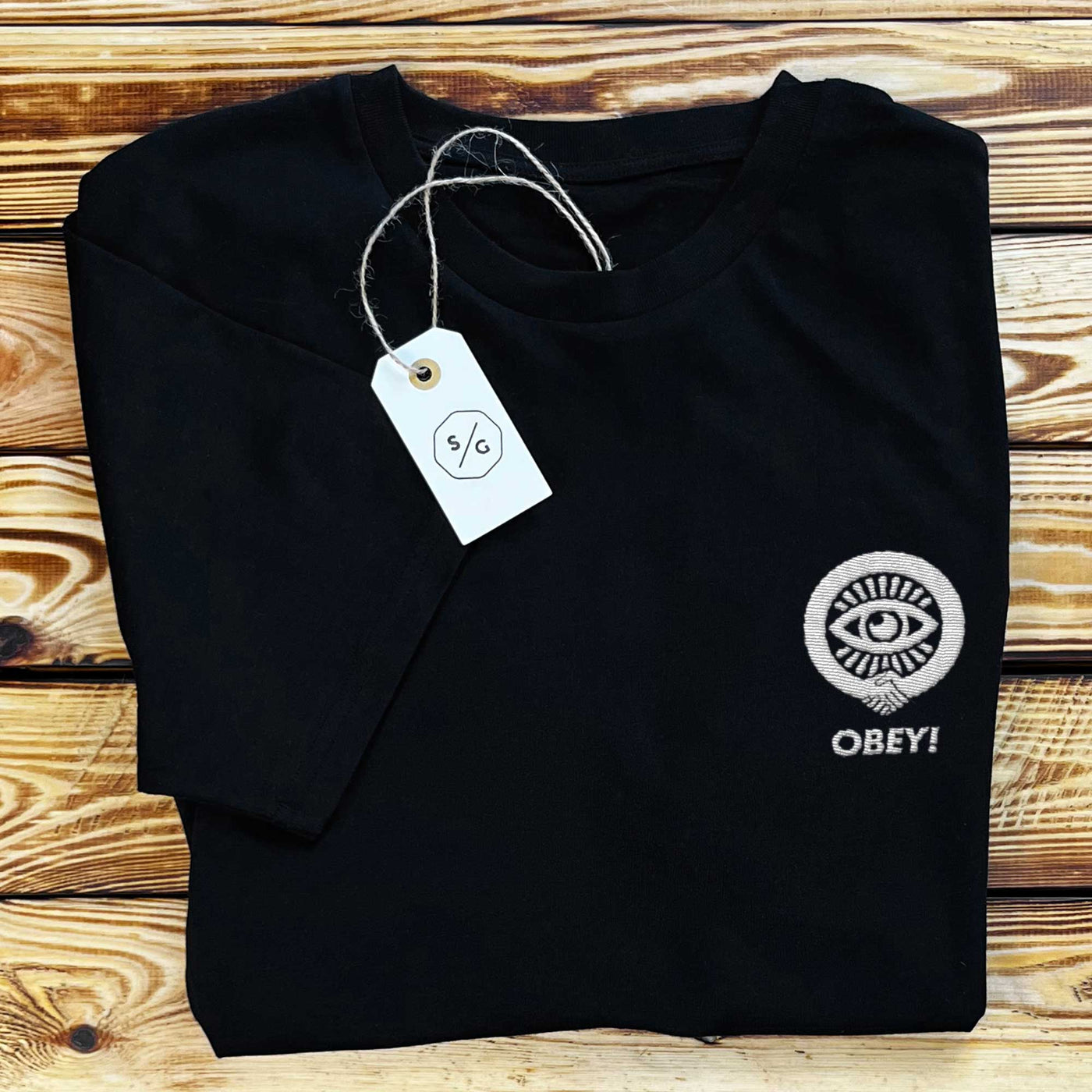 BESTICKTES T-SHIRT KLEID • OBEY