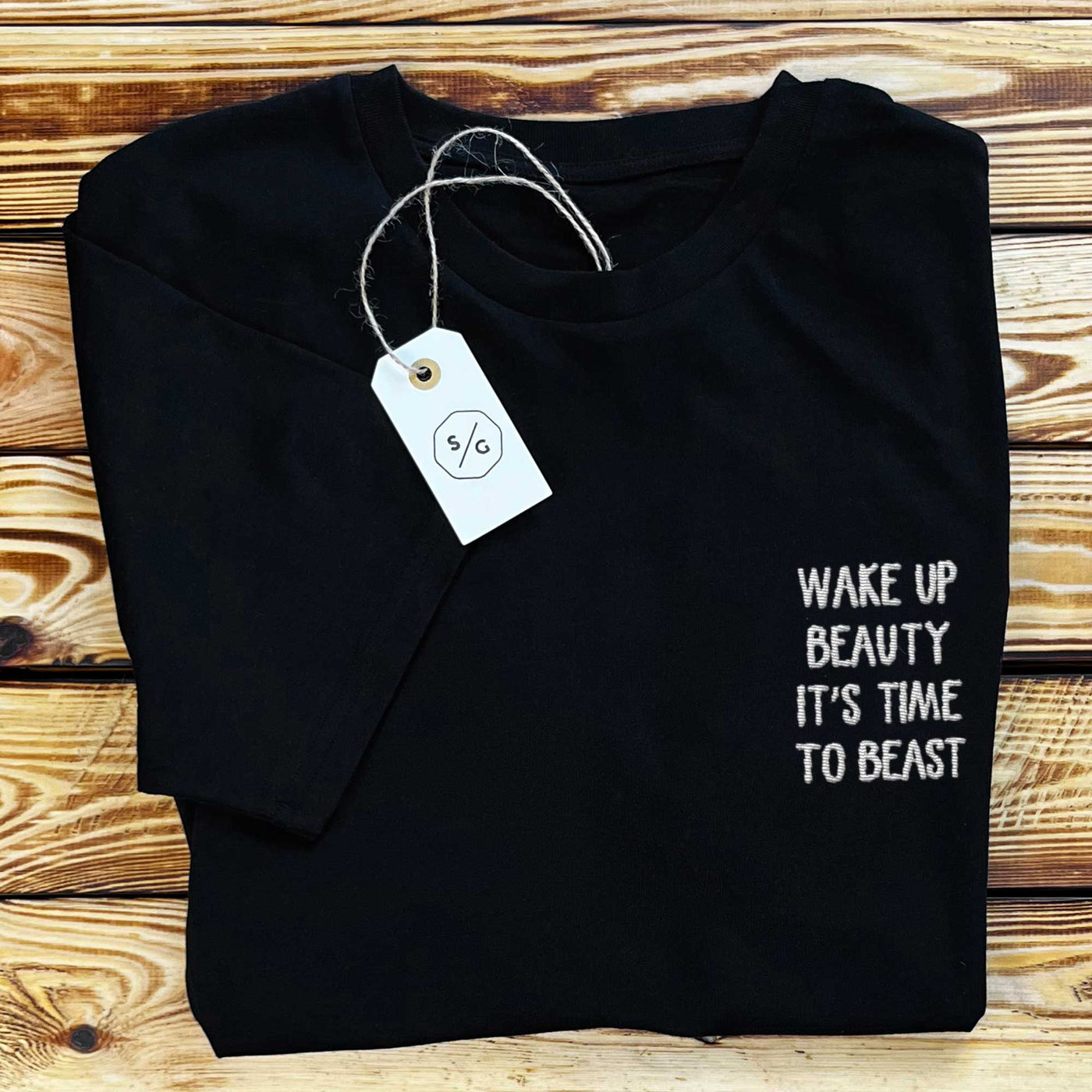 BESTICKTES T-SHIRT KLEID • WAKE UP BEAUTY IT'S TIME TO BEAST