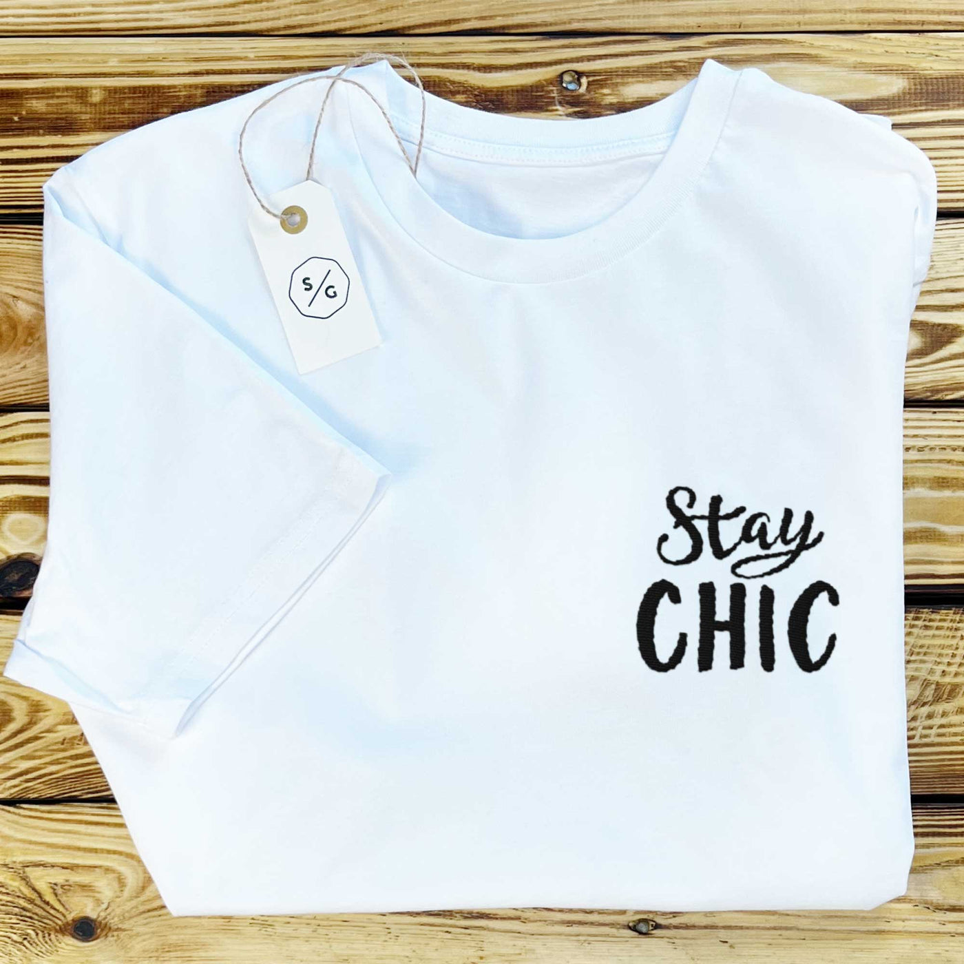 BESTICKTES T-SHIRT KLEID • STAY CHIC