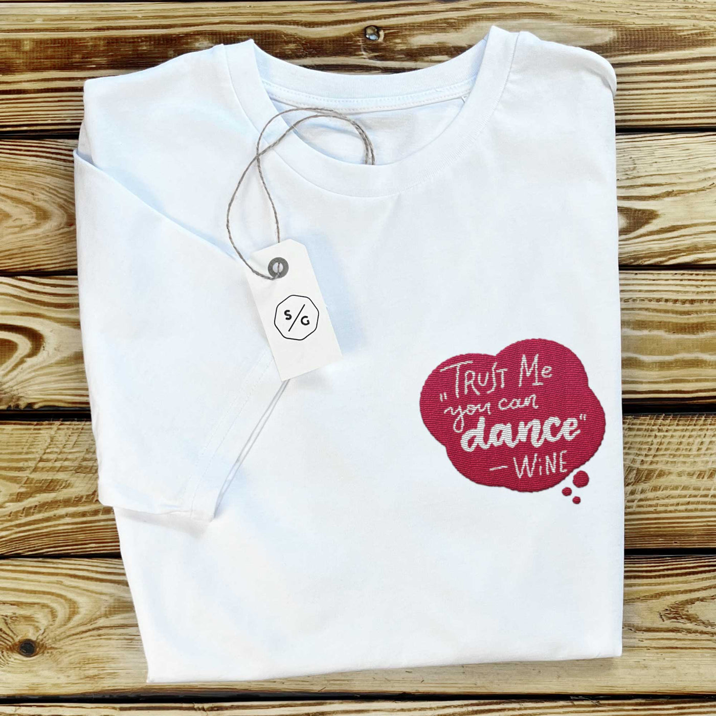 BESTICKTES T-SHIRT KLEID • TRUST ME YOU CAN DANCE - WINE