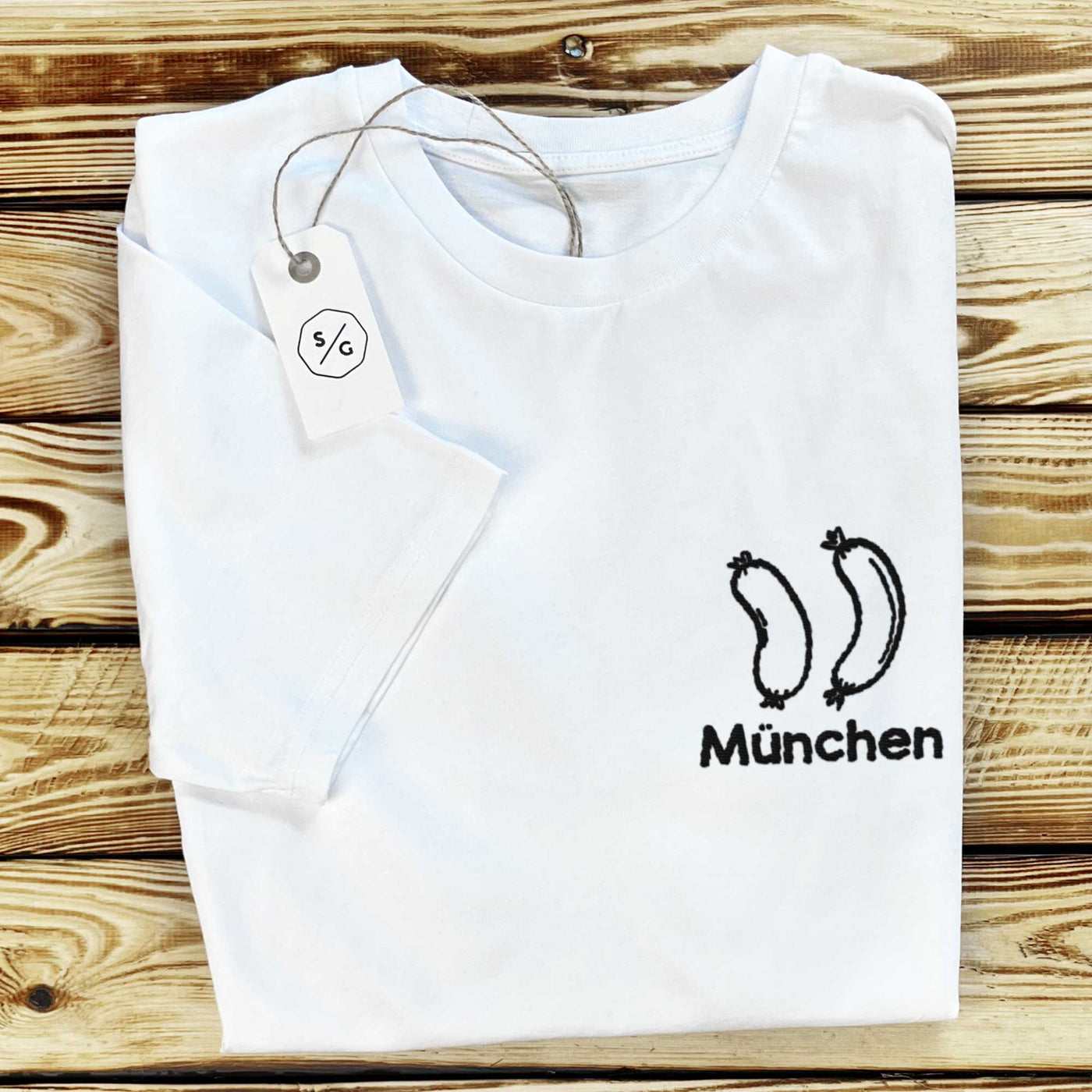 BESTICKTES T-SHIRT KLEID • MÜNCHEN