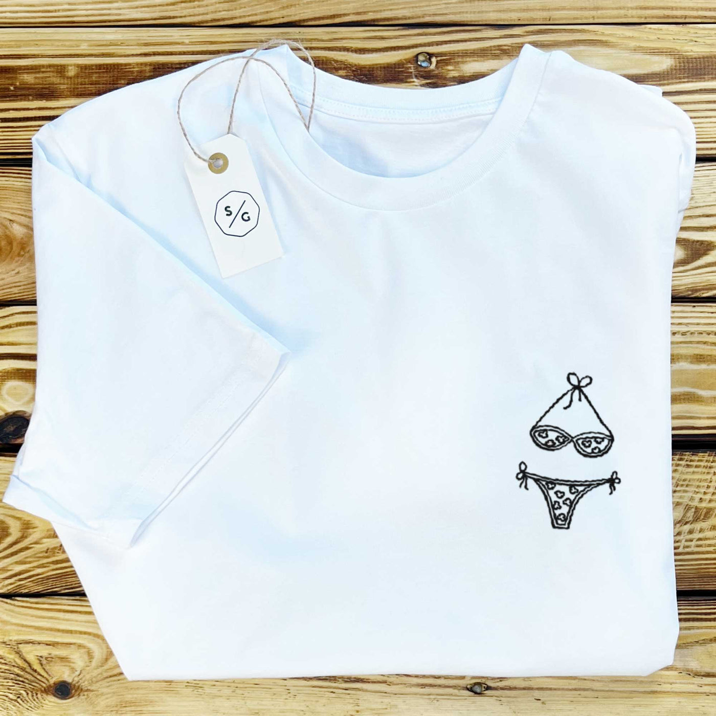 BESTICKTES SHIRT • BIKINI