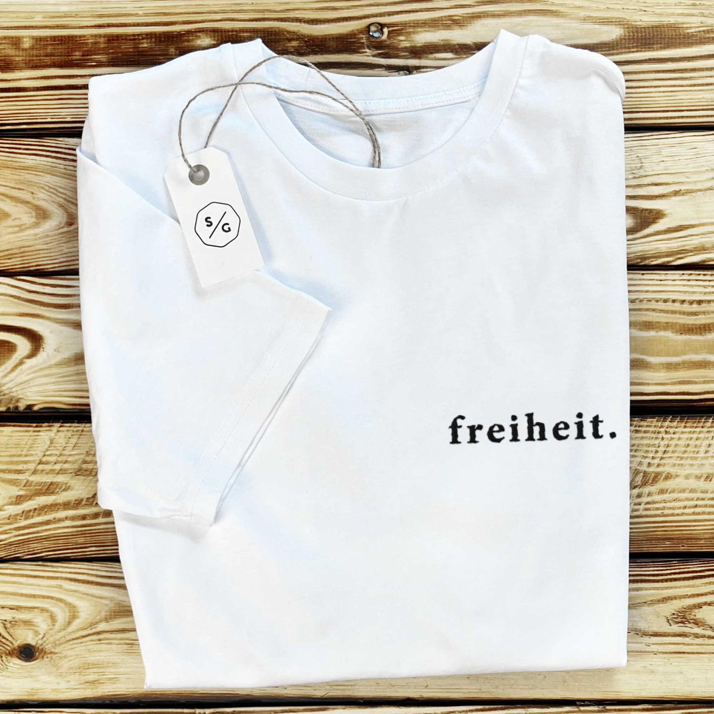 BESTICKTES T-SHIRT KLEID • FREIHEIT.