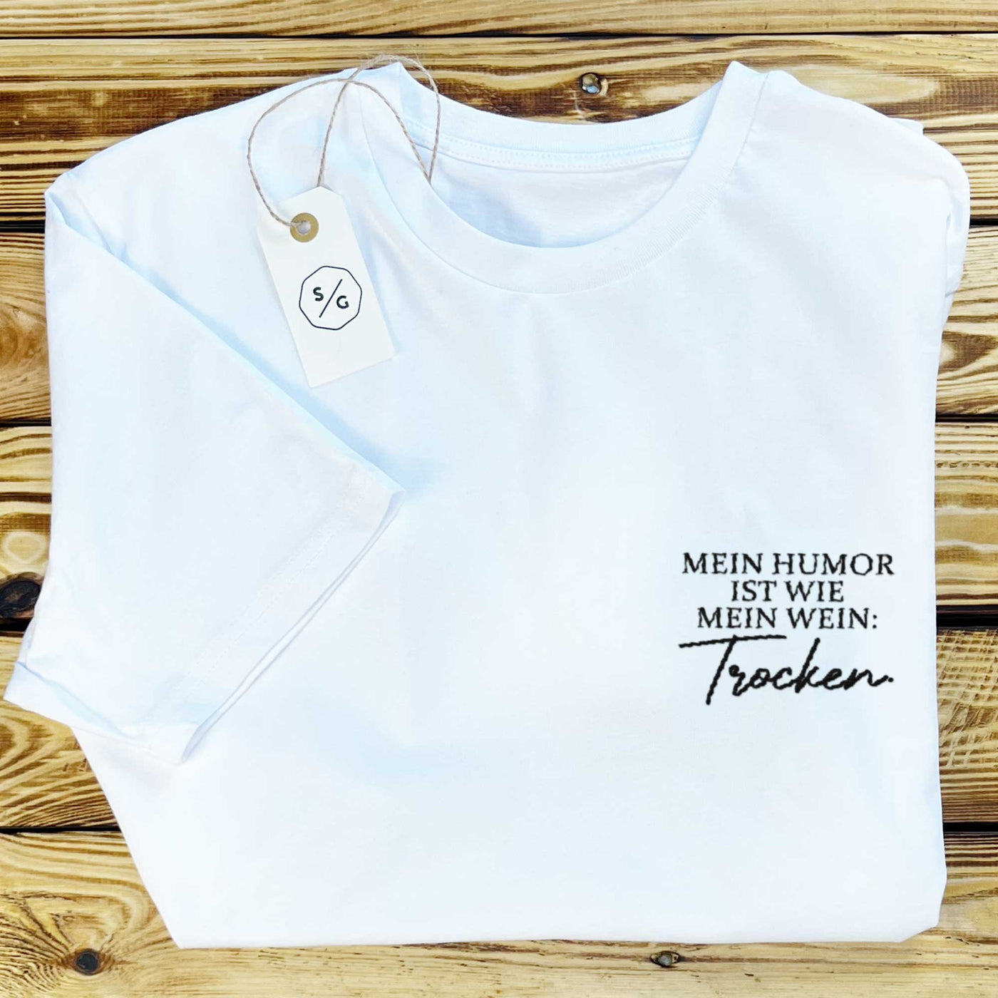 EMBROIDERED T-SHIRT DRESS • MEIN HUMOR IST WIE MEIN WEIN: TROCKEN.