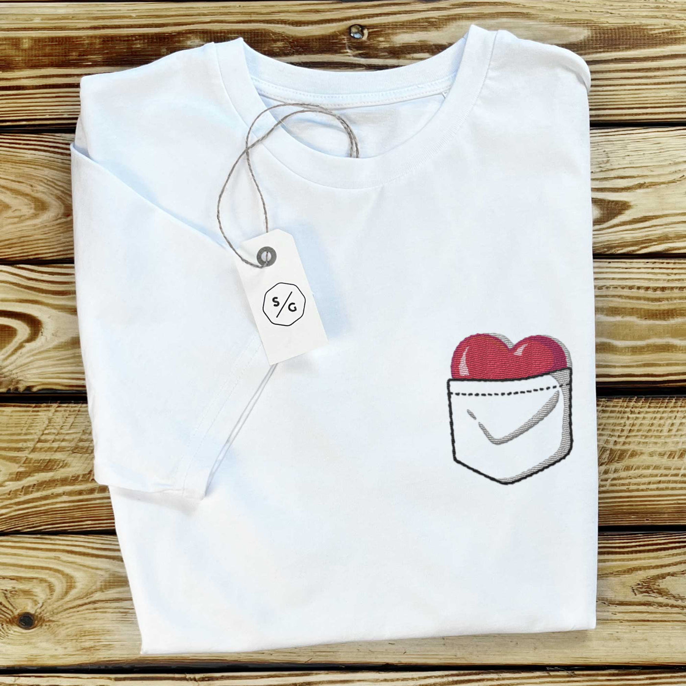 BESTICKTES T-SHIRT KLEID • HEART IN POCKET