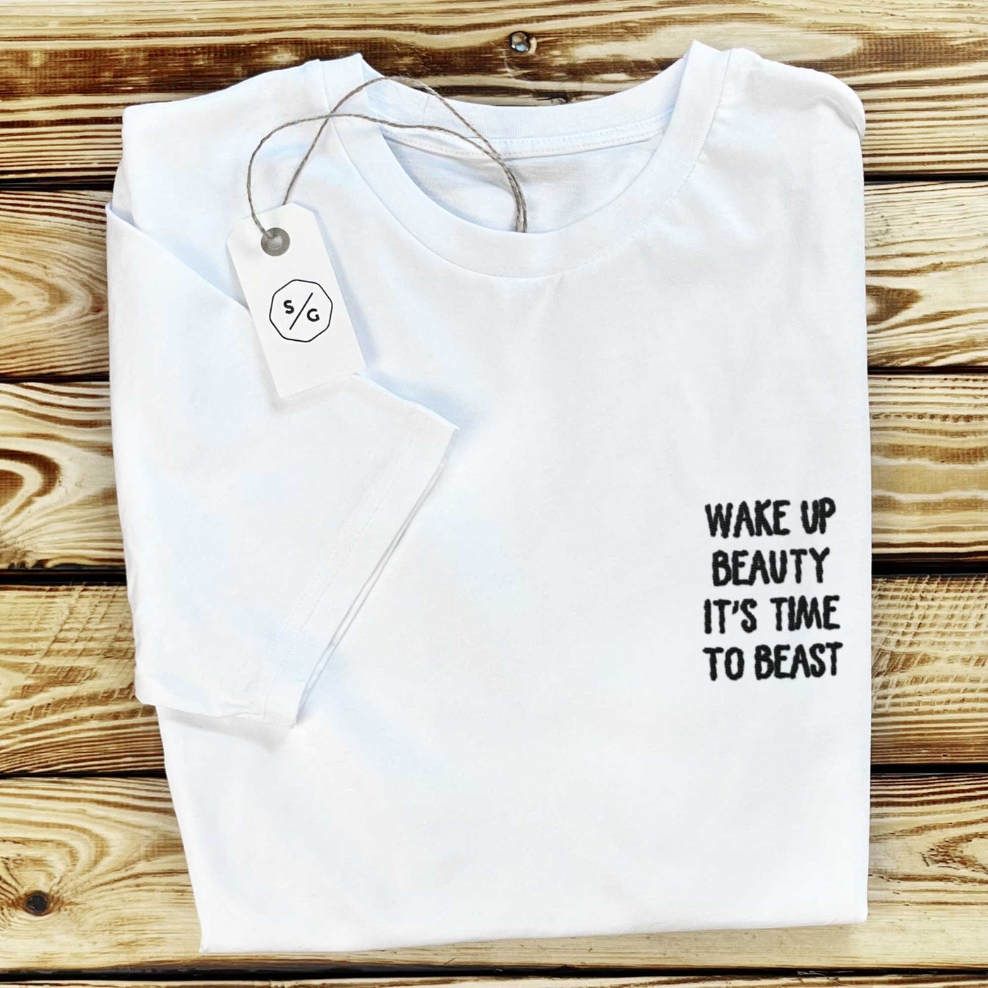 BESTICKTES SHIRT • WAKE UP BEAUTY IT'S TIME TO BEAST