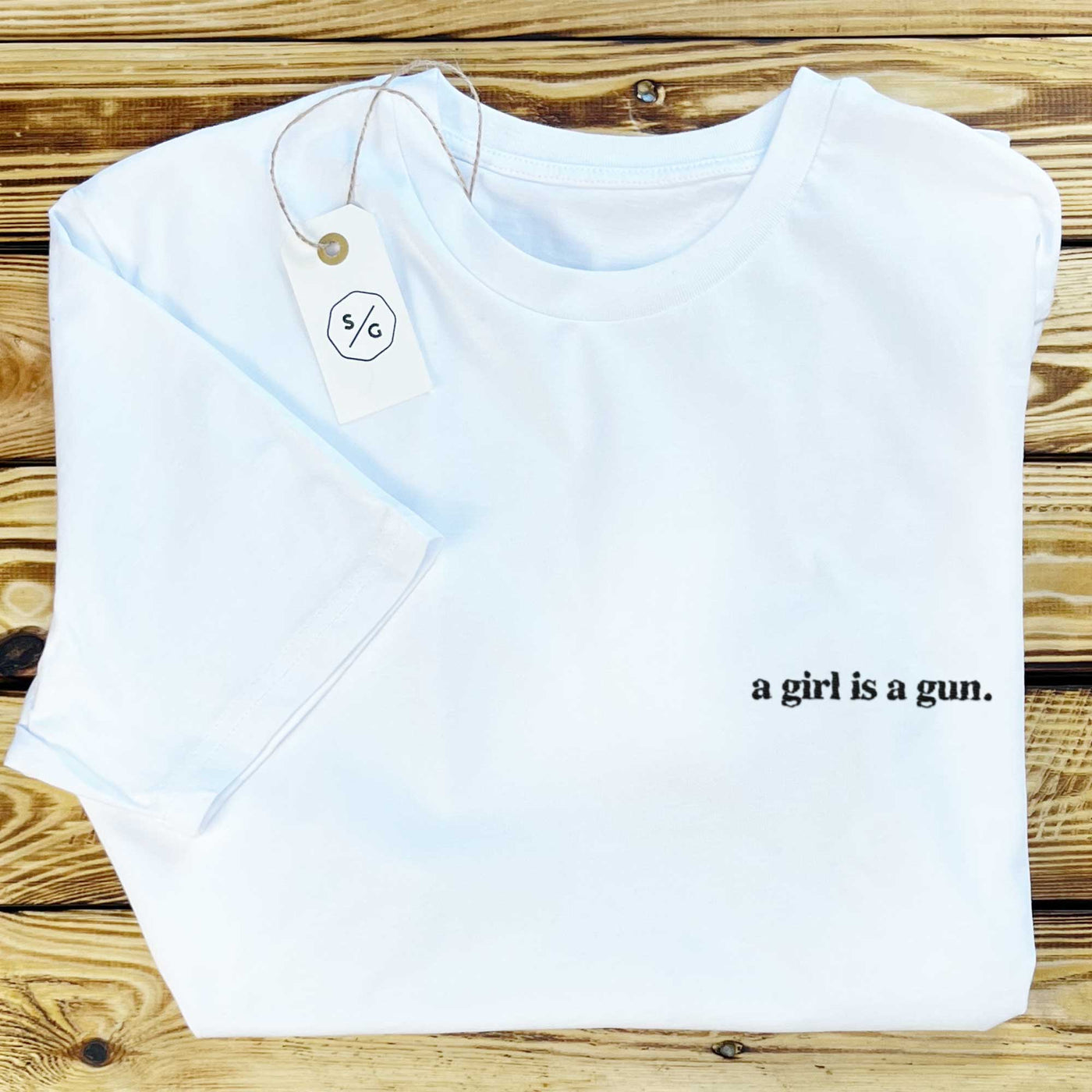 BESTICKTES SHIRT • A GIRL IS A GUN.