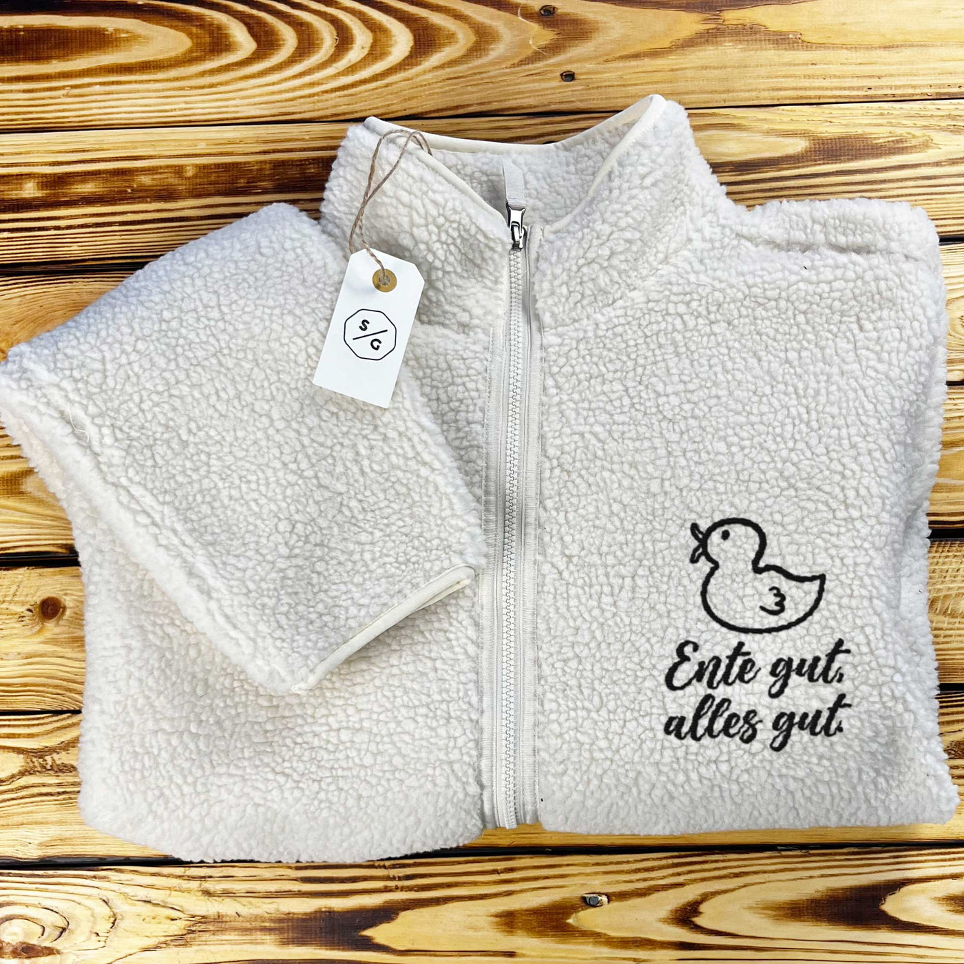 BESTICKTER SHERPA JACKE • ENTE GUT, ALLES GUT.