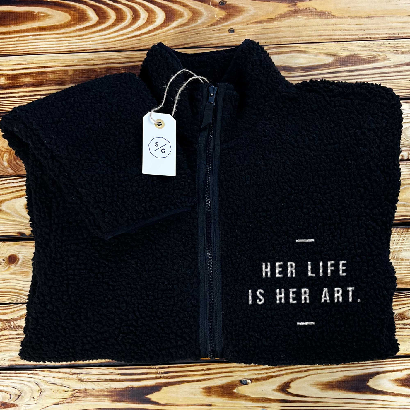 BESTICKTER SHERPA JACKE • HER LIFE IS HER ART.