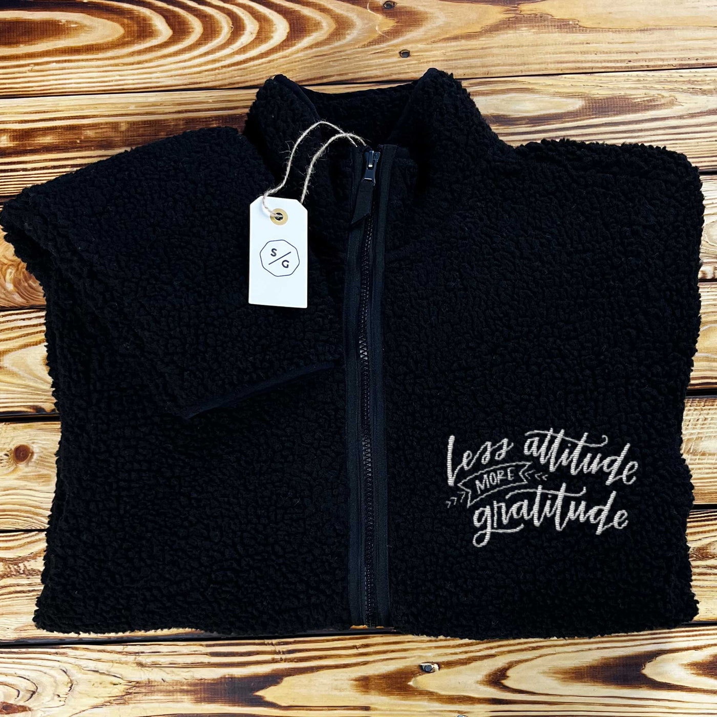 BESTICKTER SHERPA JACKE • LESS ATTITUDE MORE GRATITUDE