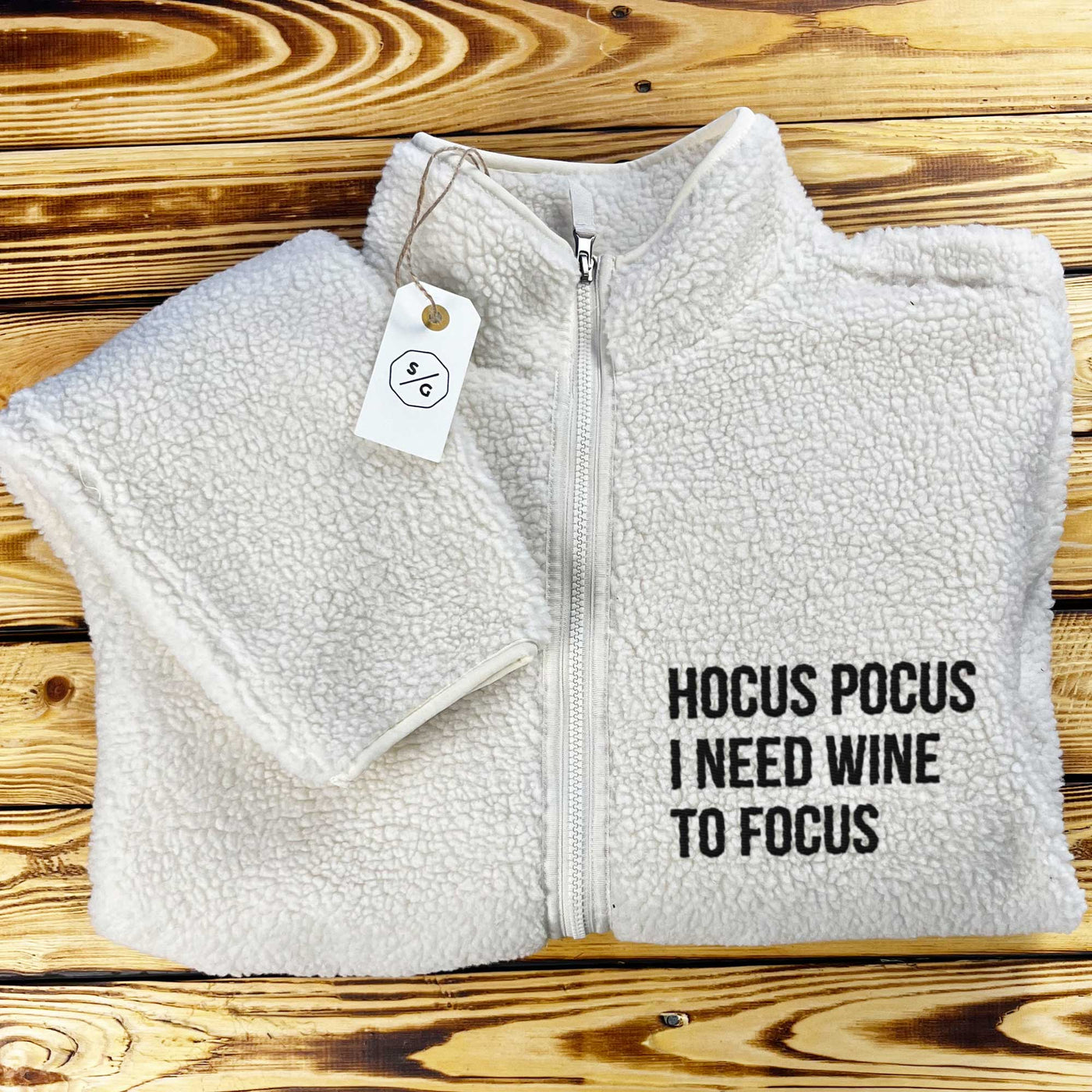 BESTICKTER SHERPA JACKE • HOCUS POCUS I NEED WINE TO FOCUS