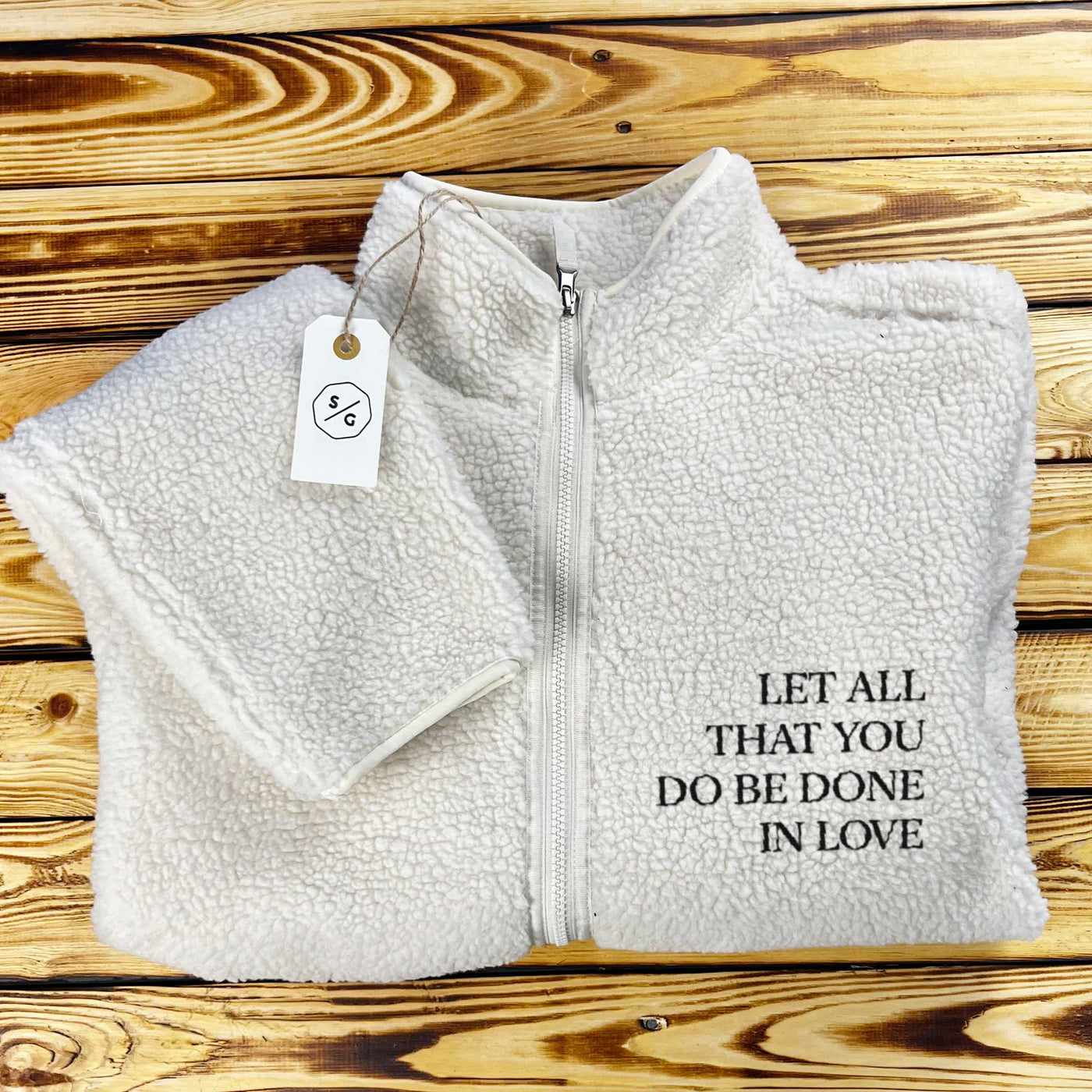 BESTICKTER SHERPA JACKE • LET ALL THAT YOU DO BE DONE IN LOVE