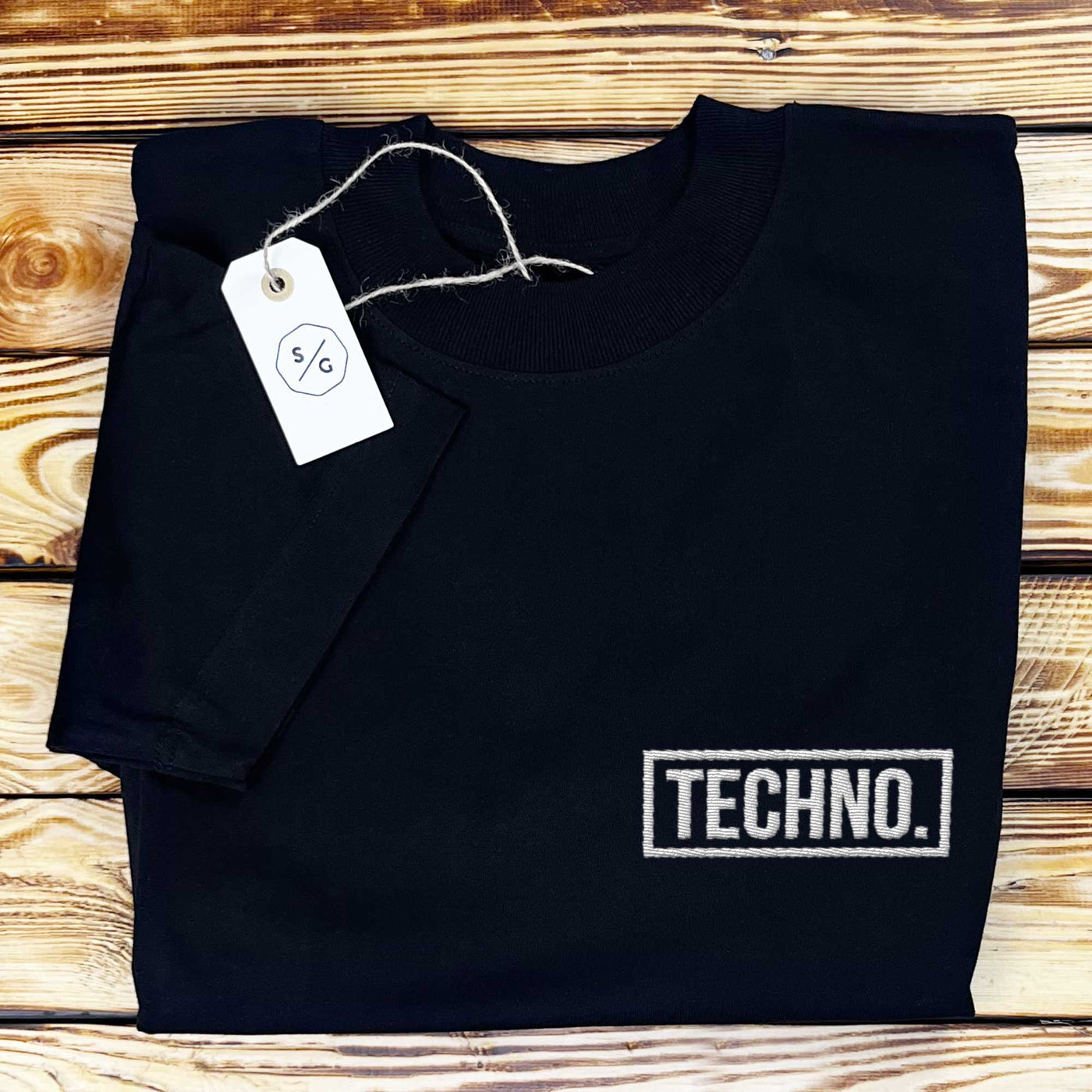 BESTICKTES SHIRT OVERSIZED • TECHNO.