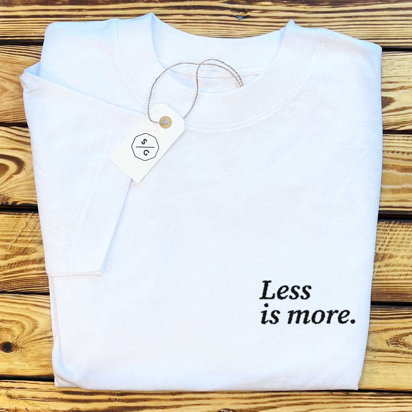 BESTICKTES SHIRT OVERSIZED • LESS IS MORE