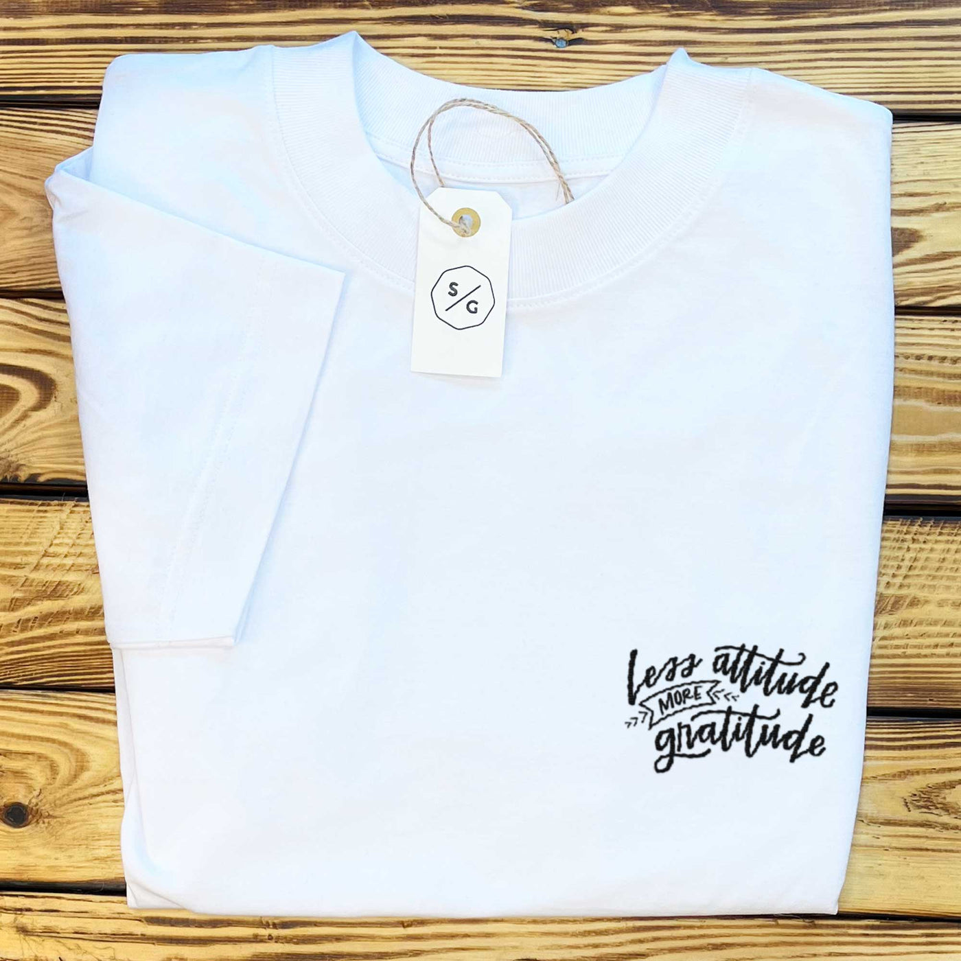 BESTICKTES SHIRT OVERSIZED • LESS ATTITUDE MORE GRATITUDE