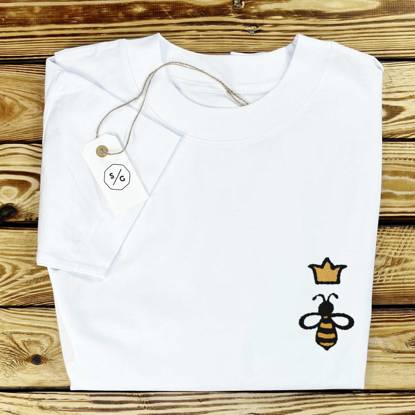 BESTICKTES SHIRT OVERSIZED • QUEEN BEE