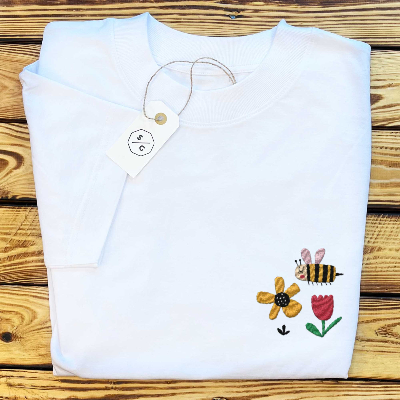 BESTICKTES SHIRT OVERSIZED • FLOWER BEE ILLUSTRATION