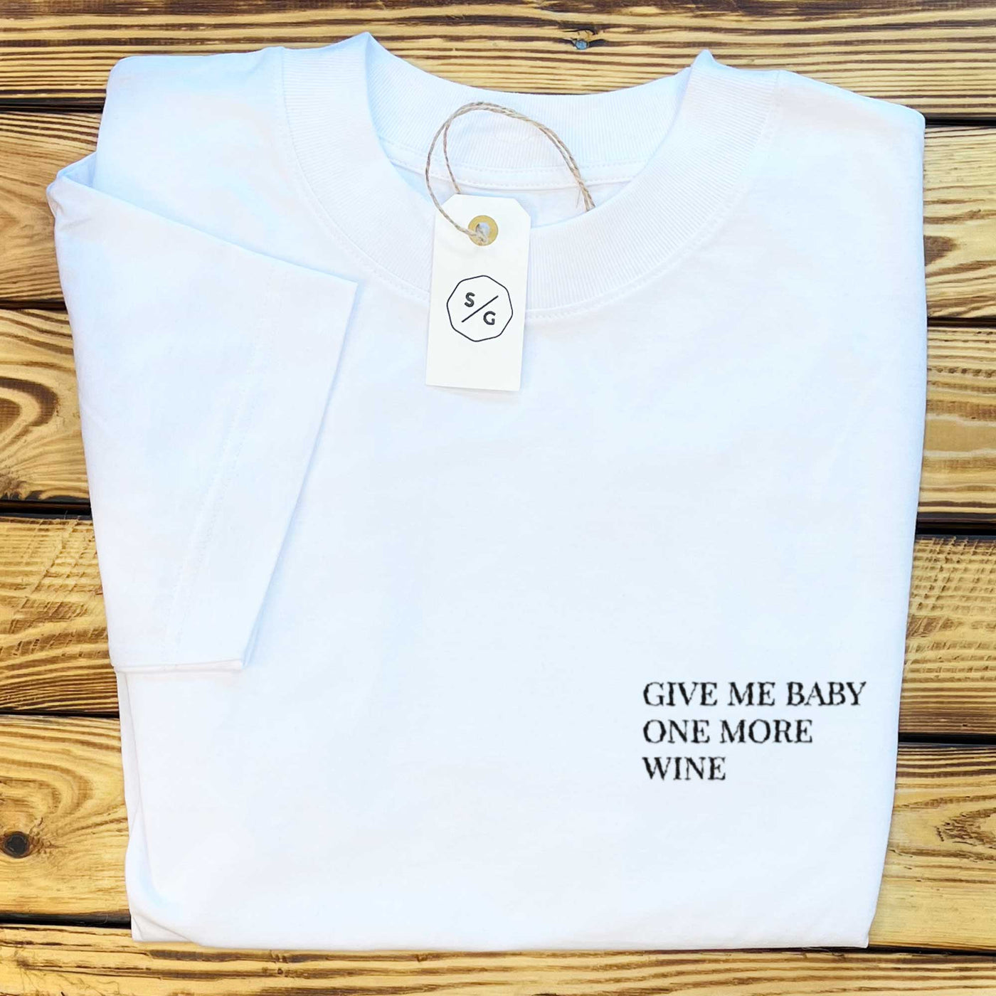 BESTICKTES SHIRT OVERSIZED • GIVE ME BABY ONE MORE WINE