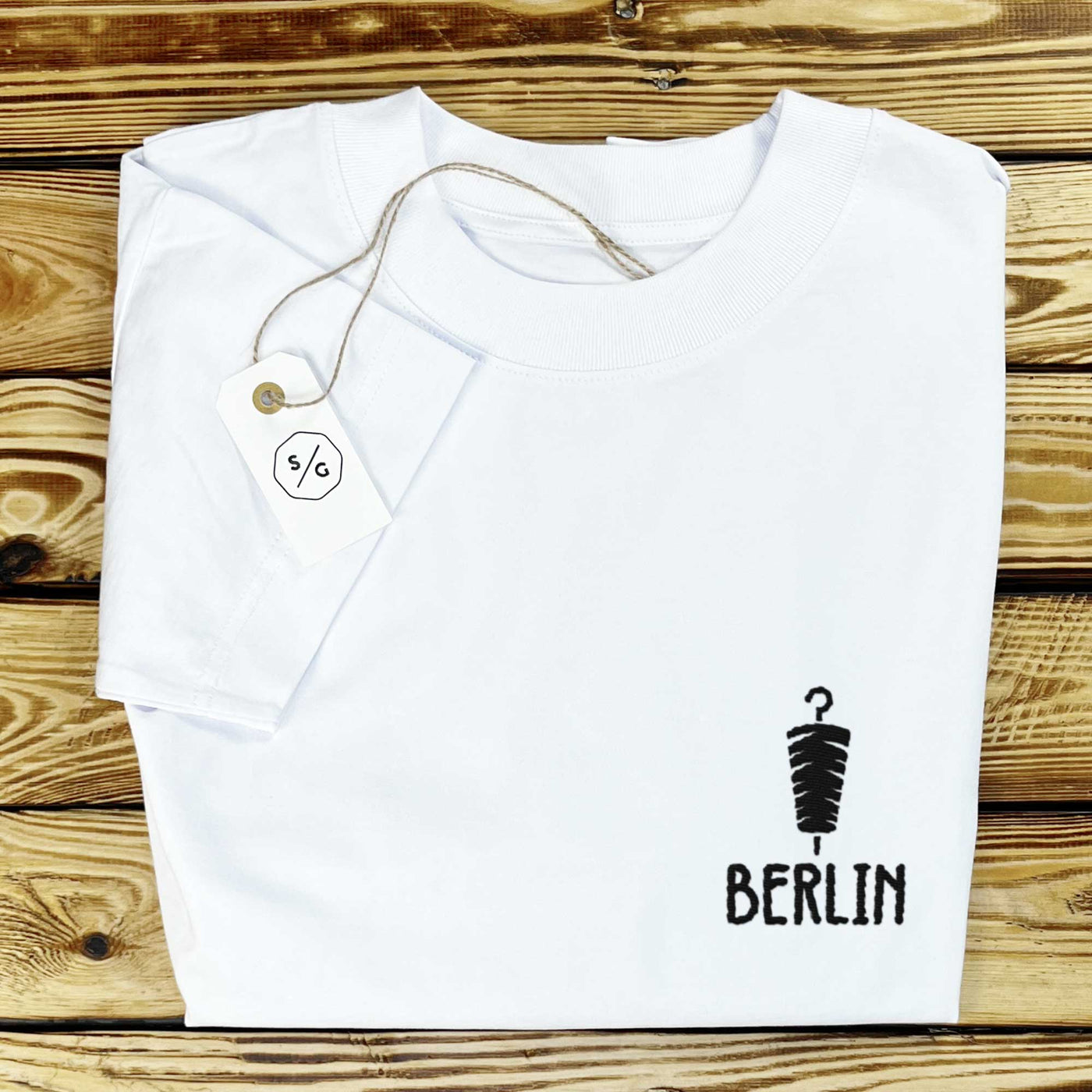 BESTICKTES SHIRT OVERSIZED • BERLIN