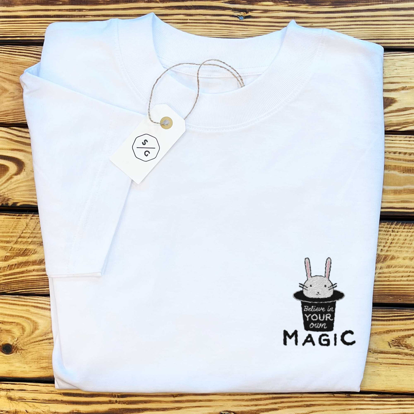 BESTICKTES SHIRT OVERSIZED • BELIEVE IN YOUR OWN MAGIC