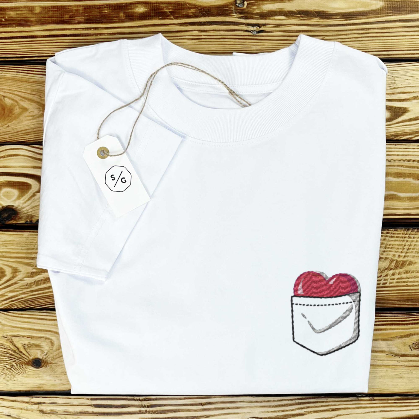 SHIRT OVERSIZED • HEART IN POCKET - Organic oversized shirt ST/ST with embroidery