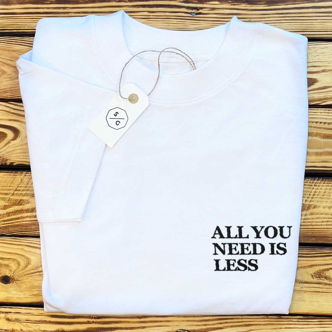 BESTICKTES SHIRT OVERSIZED • ALL YOU NEED IS LESS