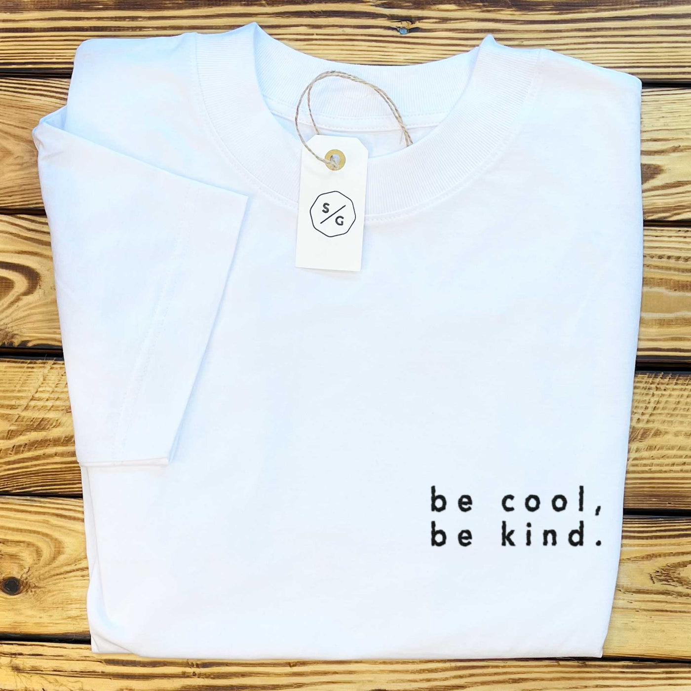 BESTICKTES SHIRT OVERSIZED • BE COOL, BE KIND.