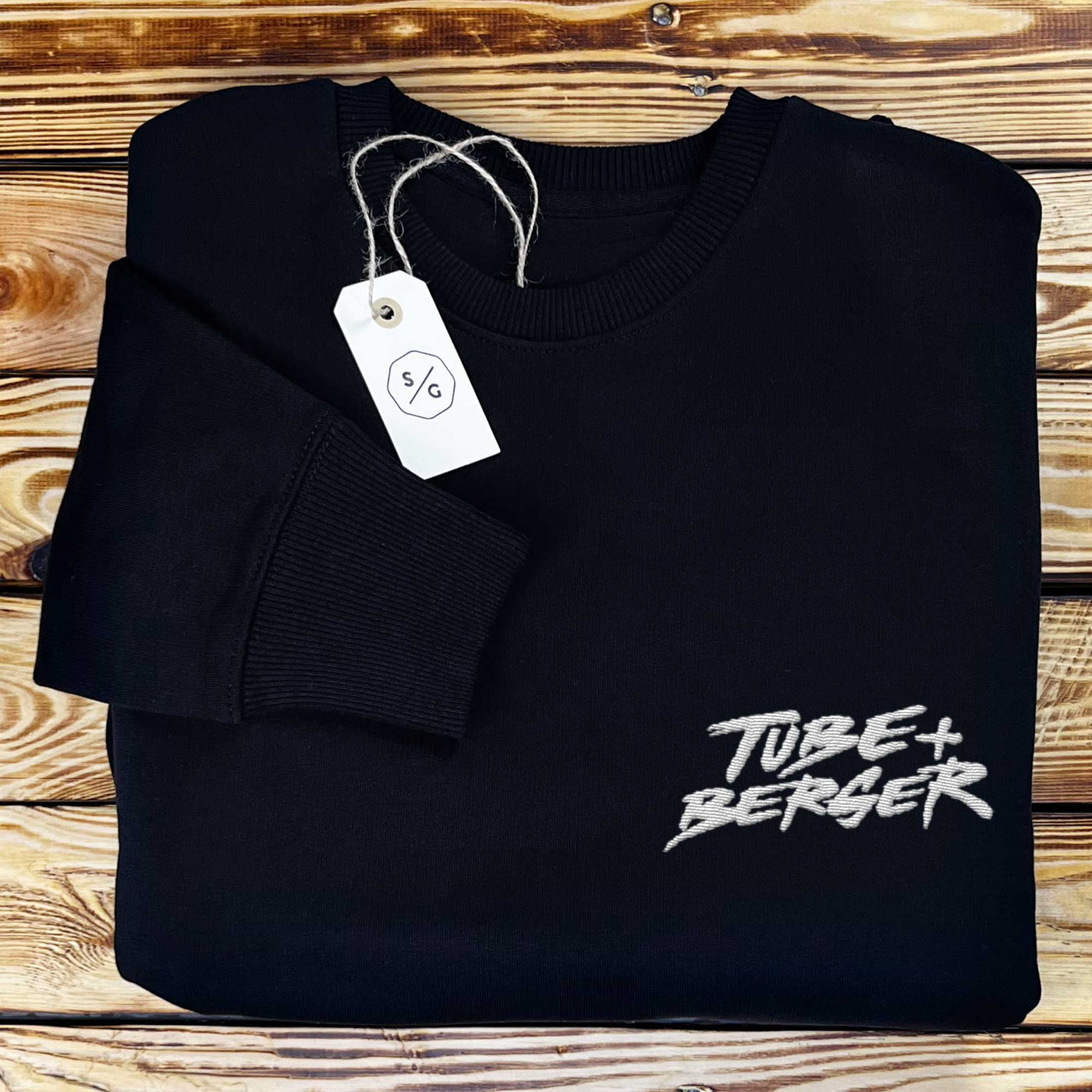 BESTICKTER SWEATER • LOGO TUBE & BERGER