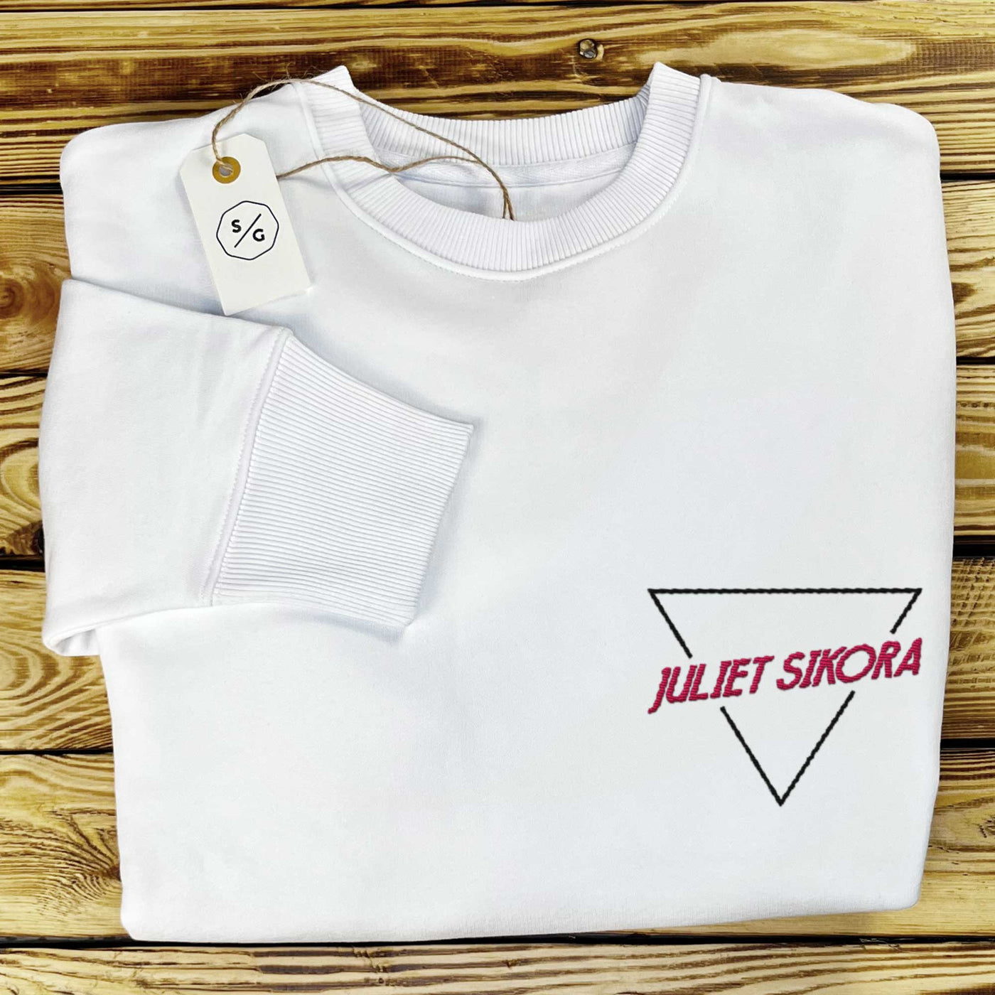 BESTICKTER SWEATER • LOGO JULIET SIKORA