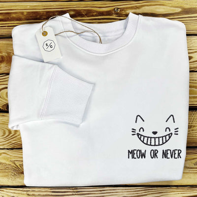 BESTICKTER SWEATER • MEOW OR NEVER