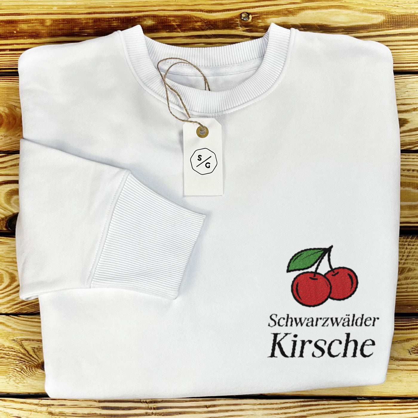 BESTICKTER SWEATER • SCHWARZWÄLDER KIRSCHE