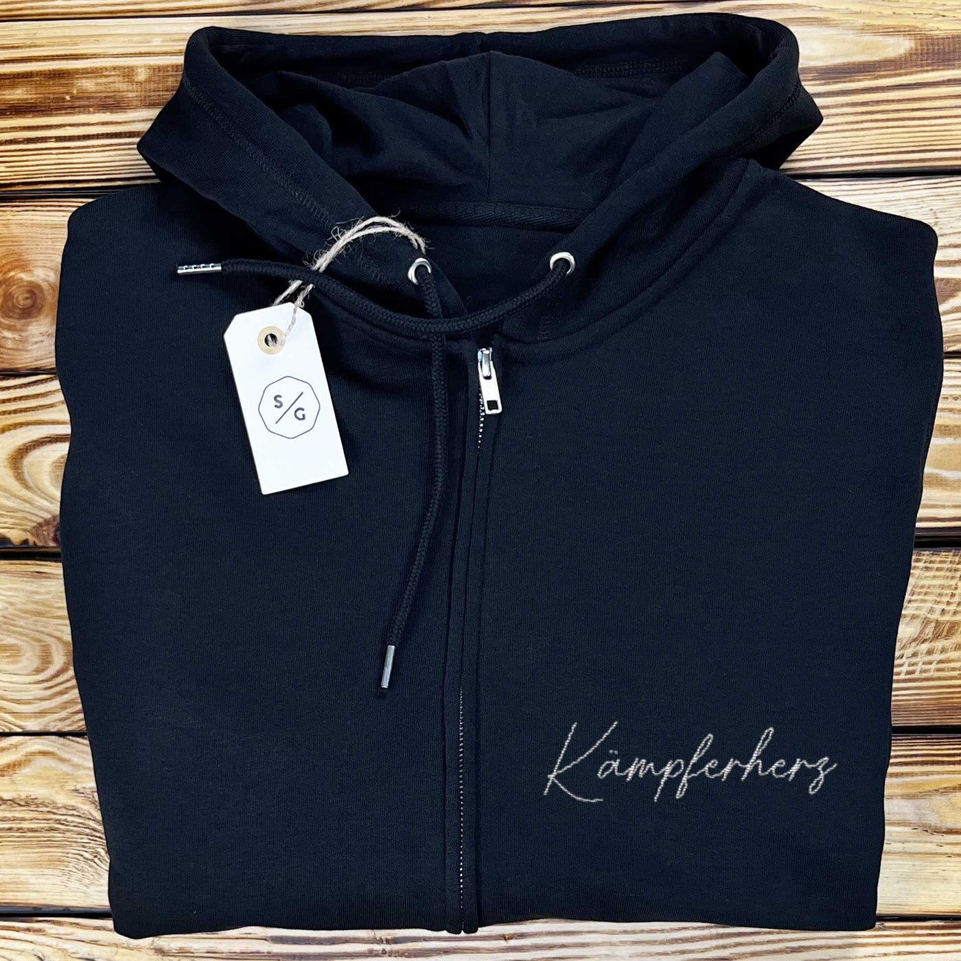 BESTICKTER ZIPPER HOODIE • KÄMPFERHERZ