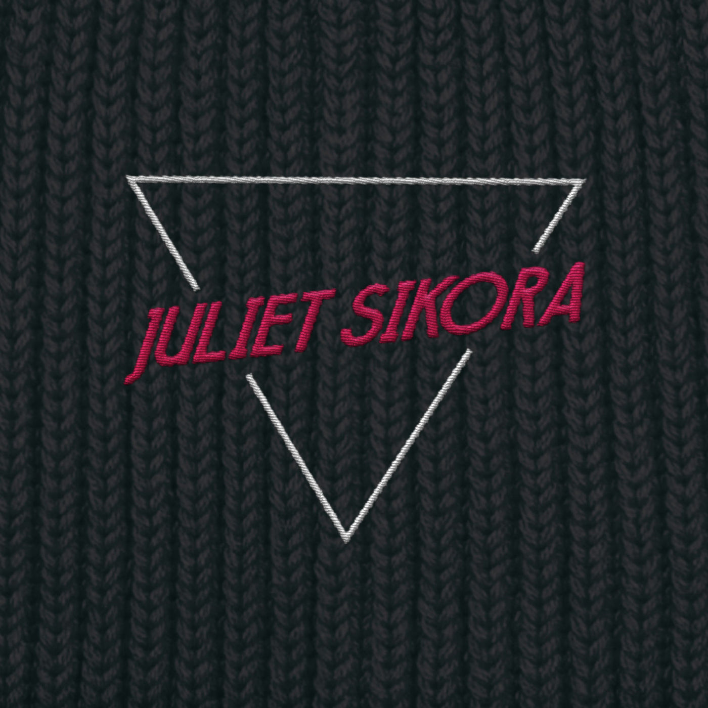 BESTICKTE BEANIE • LOGO JULIET SIKORA